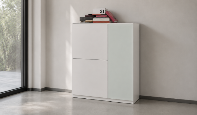 Madia bianca per ufficio h 123 cm con 3 ante, struttura in truciolare nobilitato con resine melaminiche antiriflesso, fondo e ripiano intermedio da 28 mm, bordi in ABS, piedini regolabili e cerniere in acciaio nichelato opaco con apertura a 110°.