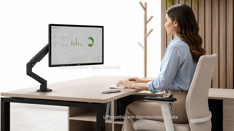 Chicago braccio monitor singolo Top Mount per postazioni professionali, con molla a gas, snodi di precisione, attacco VESA, gestione ordinata dei cavi, fissaggio per scrivanie da 10 a 50 mm e portata massima di 12 kg per monitor fino a 32”.