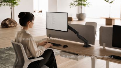 Swing braccio monitor singolo Top Mount per postazioni con spazio limitato sotto o dietro la scrivania, con molla a gas, attacco VESA, finitura nera, fissaggio per scrivanie da 10 a 50 mm e portata massima di 18 kg per monitor fino a 49”.