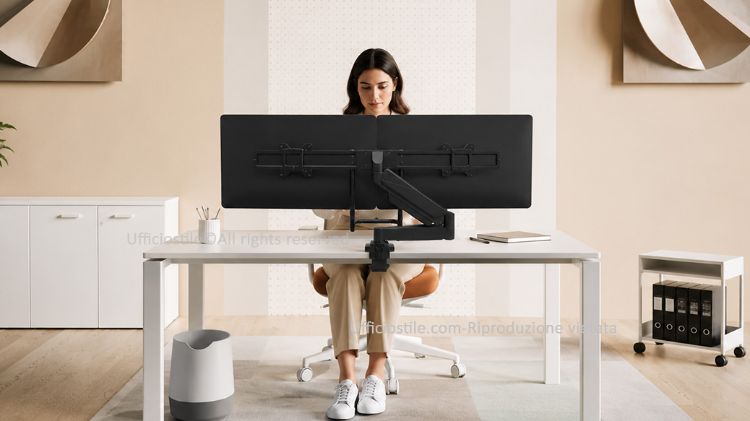 Swing braccio monitor doppio Crossbar Top Mount per postazioni con due schermi, con barra trasversale per allineamento ordinato, molla a gas per regolazione pratica, attacco VESA, finitura nera, fissaggio per scrivanie da 10 a 45 mm e portata massima di 18 kg.