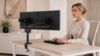 RisingEX™ 2FS braccio monitor doppio con configurazione statica, slider VESA per l’allineamento preciso dei monitor, fissaggio Top Mount, finitura base nera, finiture opzionali coordinate e portata massima di 2 × 12,7 kg per monitor fino a 32”.