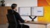 Eppa™ braccio monitor doppio ergonomico per postazioni con due schermi, dotato di sistema a molla a gas per regolare altezza e inclinazione dei monitor, attacco VESA, finitura base nera e portata massima di 2 × 8 kg per monitor fino a 40”.