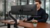 Eppa™ Crossbar braccio monitor doppio per configurazioni compatte a due schermi, con barra trasversale per allineamento stabile, regolazione tramite molla a gas, attacco VESA, finitura base nera e portata complessiva fino a 16 kg per monitor fino a 32”.