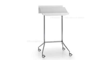 Leggio professionale su ruote per aule didattiche, sale conferenze e spazi meeting, con piano in alluminio verniciato a polveri epossidiche, struttura portante in acciaio cromato, basamento in alluminio lucidato e ruote piroettanti con freno integrato.