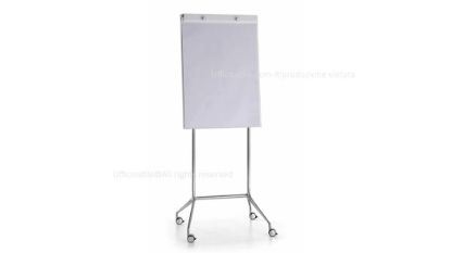 Lavagna mobile su ruote con superficie bianca scrivibile e magnetica, basamento con ruote frenate, struttura portante in acciaio cromato, basi inferiori in alluminio lucidato e supporto asportabile per blocchi di carta tipo flipchart.