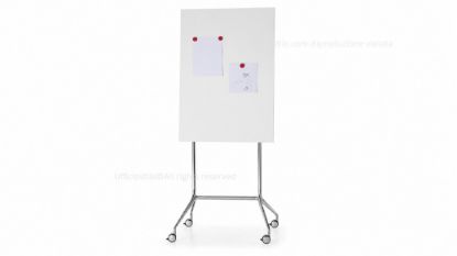 Lavagna magnetica su ruote della collezione Ufficiostile, con superficie bianca scrivibile e magnetica, pannello da 70 × 100 cm, struttura portante a cavalletto in acciaio cromato, base in alluminio lucidato e ruote con freno.