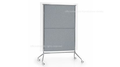 Lavagna magnetica mobile con superficie frontale scrivibile in laminato bianco, pannello posteriore fonoassorbente con imbottitura in fibre di poliestere e tessuto acustico Snowsound Fiber Textiles, struttura in acciaio cromato, base in alluminio lucidato e ruote con freno.