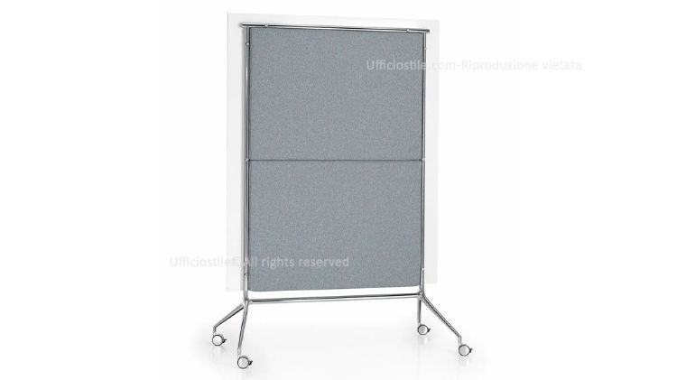 Lavagna magnetica mobile con superficie frontale scrivibile in laminato bianco, pannello posteriore fonoassorbente con imbottitura in fibre di poliestere e tessuto acustico Snowsound Fiber Textiles, struttura in acciaio cromato, base in alluminio lucidato e ruote con freno.