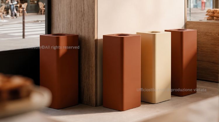 Cestino per raccolta differenziata da 100 litri con struttura a colonna in acciaio verniciato, design essenziale per uffici, aree break e spazi pubblici, utilizzabile singolarmente o in isole ecologiche tramite kit opzionale con piastra e magneti.