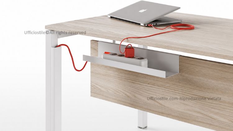 Vasca portacavi sottopiano in metallo per scrivanie operative, progettata per raccogliere e organizzare cavi elettrici, cavi dati e alimentatori sotto il piano, con dimensioni L 50 × P 11 × H 8 cm e finiture goffrate RAL 9010, RAL 9006 e RAL 9005.