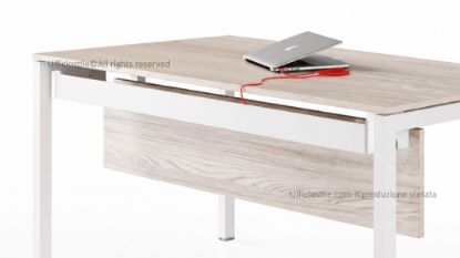 Vasca portacavi ispezionabile per scrivania, realizzata in metallo per installazione sottopiano, con apertura a 30° per facilitare l’accesso a cavi, multiprese e alimentatori durante installazione e manutenzione, disponibile in finiture goffrate bianco RAL 9010, alluminio RAL 9006 e nero RAL 9005.