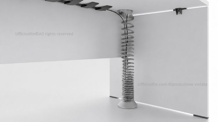 Passacavi verticale a spirale per scrivania, realizzato in materiale plastico flessibile, progettato per accompagnare cavi elettrici e dati dal sottopiano al pavimento, mantenendo i cablaggi ordinati e protetti nelle postazioni operative e nei bench regolabili in altezza.