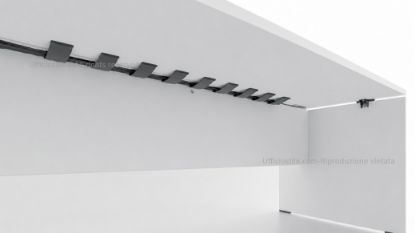 Canale passacavi orizzontale in PVC nero per installazione sottopiano, progettato per raccogliere e organizzare cavi elettrici e dati sotto la scrivania, con predisposizione per elementi di raccordo, peso di 1,50 kg e dimensioni L 115 × P 12 × H 2 cm.