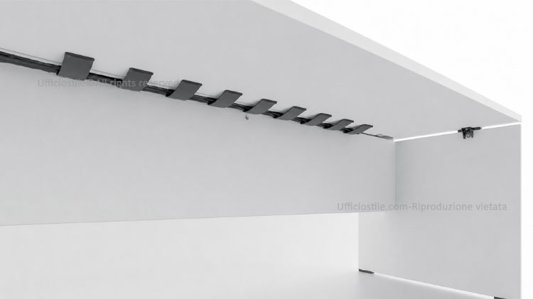 Canale passacavi orizzontale in PVC nero per installazione sottopiano, progettato per raccogliere e organizzare cavi elettrici e dati sotto la scrivania, con predisposizione per elementi di raccordo, peso di 1,50 kg e dimensioni L 115 × P 12 × H 2 cm.