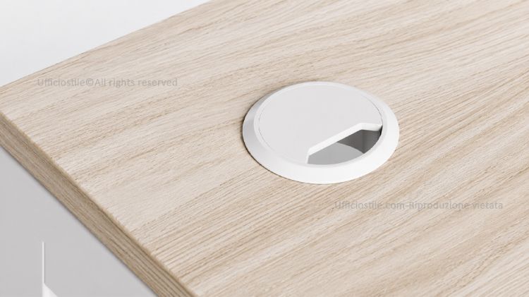 Tappo passacavi circolare da incasso in plastica per scrivanie e tavoli da ufficio, adatto a foro Ø 8 cm, progettato per convogliare ordinatamente cavi elettrici e dati attraverso il piano di lavoro, con finiture disponibili bianco RAL 9010, alluminio e nero RAL 9005.