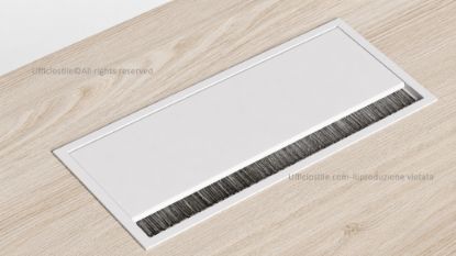 Top access in metallo da incasso per scrivania, con sportello apribile e uscita singola per il passaggio ordinato di cavi elettrici e dati attraverso il piano di lavoro, disponibile nelle finiture bianco RAL 9010, alluminio seta RAL 9006 e nero RAL 9005.
