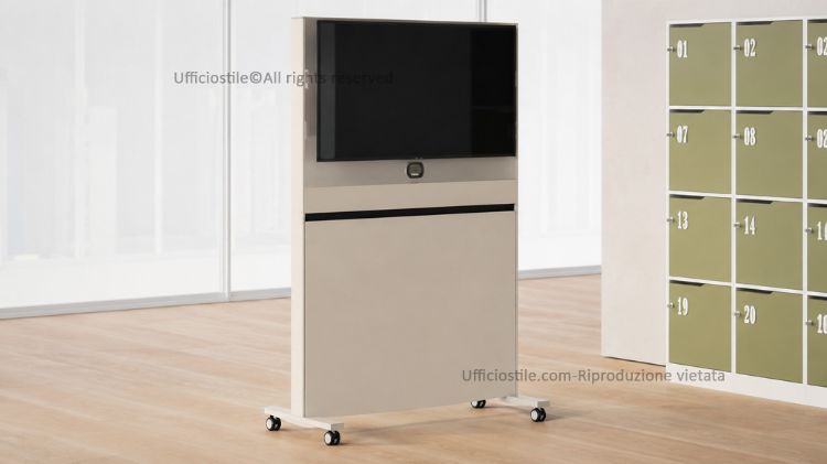 Supporto porta TV mobile su ruote con struttura autoportante in acciaio, kit staffe per fissaggio monitor, pannello posteriore con lavagna scrivibile, vaschetta porta pennarelli, pannello frontale ispezionabile e predisposizione interna per passaggio cavi e multipresa.