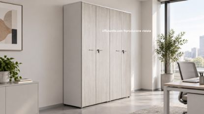 Contenitore alto per ufficio con 4 ante battenti h 233 cm ambientato in ufficio moderno