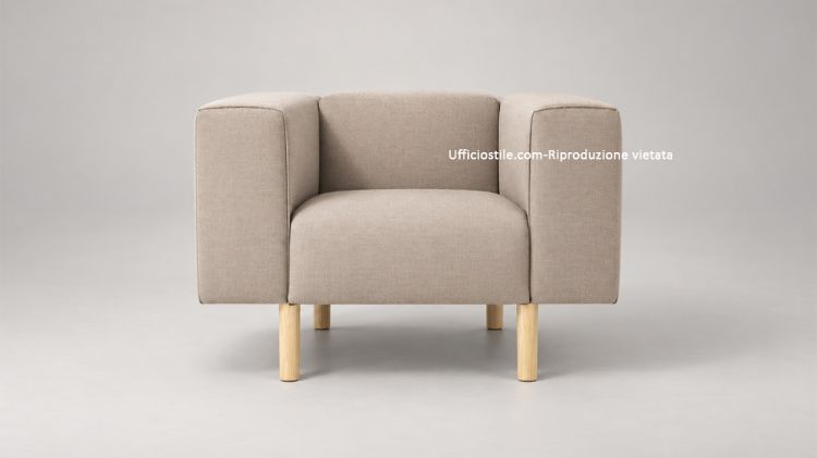 Poltrona Brad imbottita con struttura interna in legno multistrato, base in metallo con piedini in faggio e rivestimento in tessuto Trevira CS