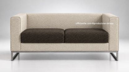 Divano attesa bicolore per ufficio, reception e aree conversazione, con larghezza 136 cm, struttura portante in acciaio verniciato colore alluminio e rivestimento tecnico impermeabile con backing in poliestere Ultra Hi-Loft2™, trattamento PERMABLOK3® e certificazione di reazione al fuoco del rivestimento.