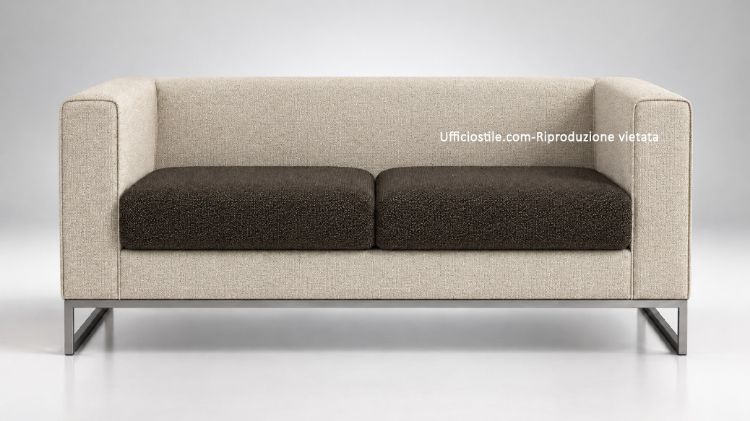 Divano attesa bicolore per ufficio, reception e aree conversazione, con larghezza 136 cm, struttura portante in acciaio verniciato colore alluminio e rivestimento tecnico impermeabile con backing in poliestere Ultra Hi-Loft2™, trattamento PERMABLOK3® e certificazione di reazione al fuoco del rivestimento.