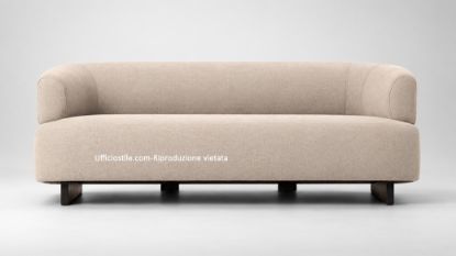 Divano Loft a 3 posti per uffici, lounge, reception e aree attesa, con struttura interna in multistrato di faggio, imbottitura in poliuretano espanso ad alta densità, rivestimento tecnico Trevira CS ignifugo e piedi in legno verniciati neri.