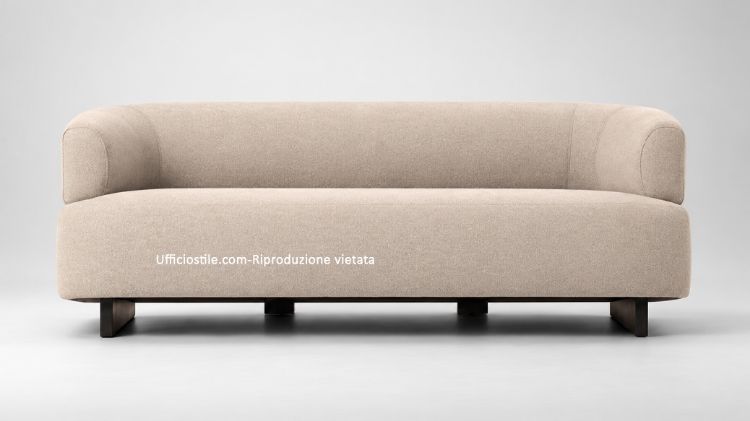 Divano Loft a 3 posti per uffici, lounge, reception e aree attesa, con struttura interna in multistrato di faggio, imbottitura in poliuretano espanso ad alta densità, rivestimento tecnico Trevira CS ignifugo e piedi in legno verniciati neri.