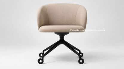 Poltrona visitatore girevole Ufficiostile con scocca in multistrato e metallo, seduta imbottita in 100% lana vergine e telaio a 4 razze in alluminio verniciato nero poro aperto su ruote gommate, codice prodotto ITDMLO06.