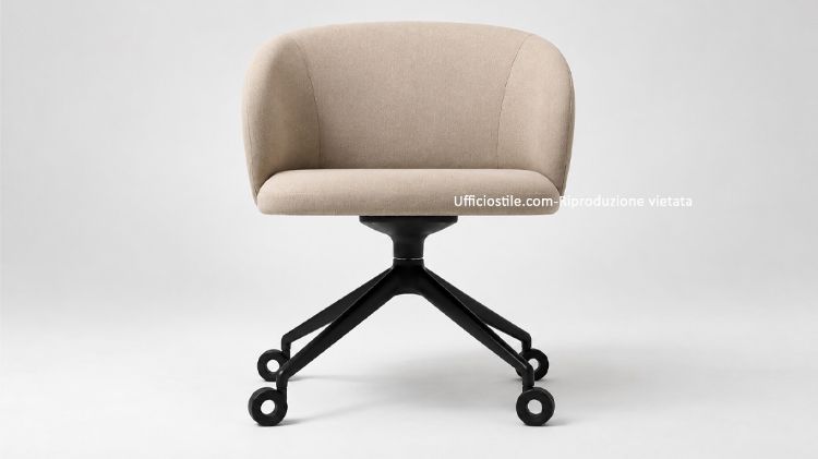 Poltrona visitatore girevole Ufficiostile con scocca in multistrato e metallo, seduta imbottita in 100% lana vergine e telaio a 4 razze in alluminio verniciato nero poro aperto su ruote gommate, codice prodotto ITDMLO06.