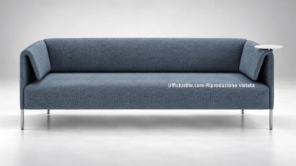 Divano attesa ufficio a 3 posti per reception, lounge e zone conversazione, con struttura portante in acciaio verniciato colore alluminio satinato, schienale liscio, tavolino rotante integrato e rivestimento in tessuto Xtreme FR® con certificazione del rivestimento.