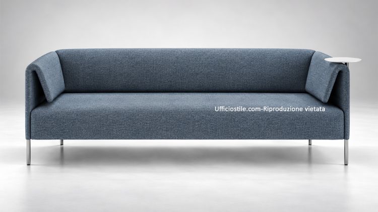 Divano attesa ufficio a 3 posti per reception, lounge e zone conversazione, con struttura portante in acciaio verniciato colore alluminio satinato, schienale liscio, tavolino rotante integrato e rivestimento in tessuto Xtreme FR® con certificazione del rivestimento.