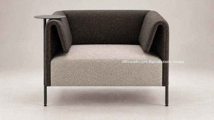 Poltrona attesa bicolore per ufficio, reception e aree conversazione, con struttura portante in acciaio verniciato, tavolino rotante integrato e rivestimento in tessuto Xtreme FR® con certificazione di reazione al fuoco del rivestimento