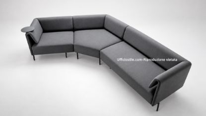 Divano ufficio Klit componibile da 308 cm, con schienale liscio e configurazione modulare adatta a sale attesa, aree lounge e spazi d’incontro. Rivestito in tessuto Xtreme FR® con certificazione Classe 1 del rivestimento, è pensato per ambienti professionali e contract.