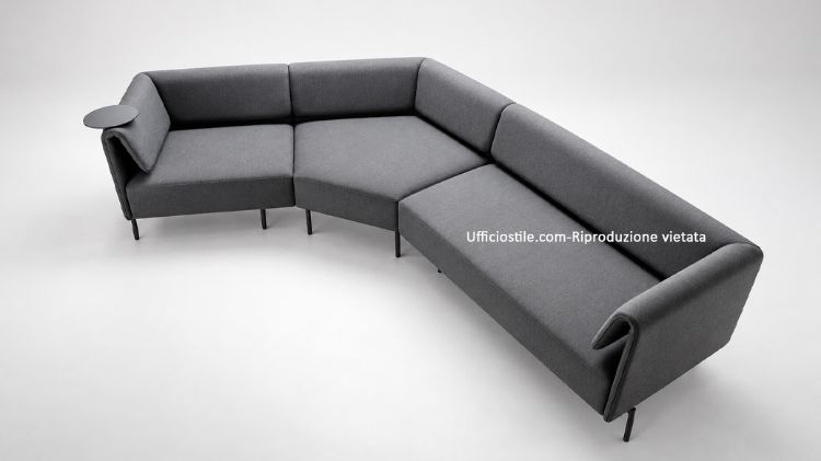 Divano ufficio Klit componibile da 308 cm, con schienale liscio e configurazione modulare adatta a sale attesa, aree lounge e spazi d’incontro. Rivestito in tessuto Xtreme FR® con certificazione Classe 1 del rivestimento, è pensato per ambienti professionali e contract.