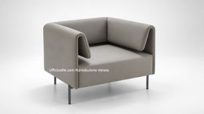 Poltrona lounge per ufficio, reception e aree attesa, con schienale liscio, braccioli imbottiti, seduta ampia e rivestimento tecnico in P.V.C., cotone e poliuretano con certificazione di reazione al fuoco.