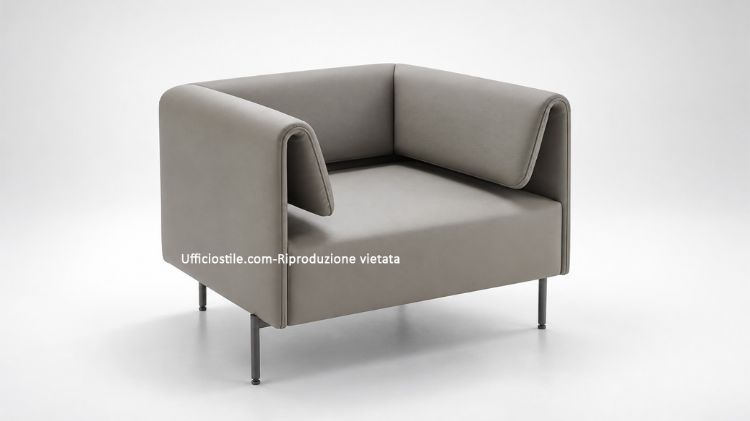 Poltrona lounge per ufficio, reception e aree attesa, con schienale liscio, braccioli imbottiti, seduta ampia e rivestimento tecnico in P.V.C., cotone e poliuretano con certificazione di reazione al fuoco.