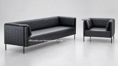 Composizione Klit per ufficio, reception e aree attesa, composta da divano tre posti e poltrona coordinata con schienale trapuntato, struttura portante in acciaio verniciato alluminio satinato e tavolini rotanti integrati. Rivestimento tecnico in P.V.C. e cotone con certificazione di reazione al fuoco del rivestimento.
