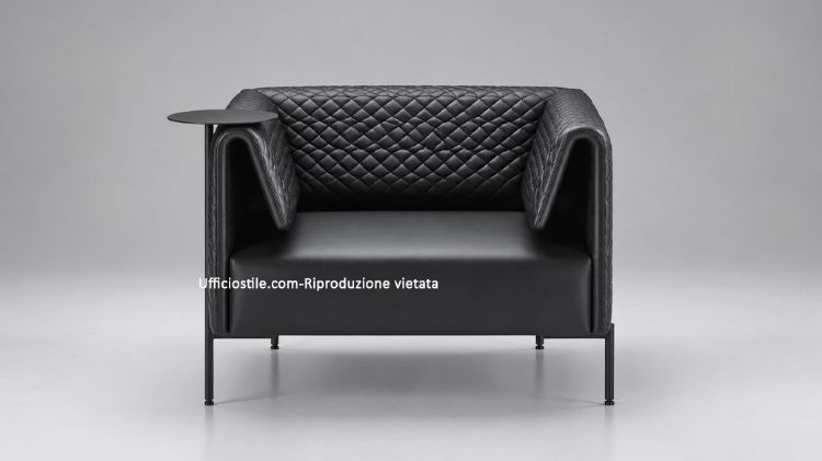 Poltrona attesa per ufficio, reception e aree conversazione, con struttura portante in acciaio, schienale trapuntato, tavolino rotante integrato e rivestimento tecnico in P.V.C. plastificato e cotone con certificazione di reazione al fuoco del rivestimento.