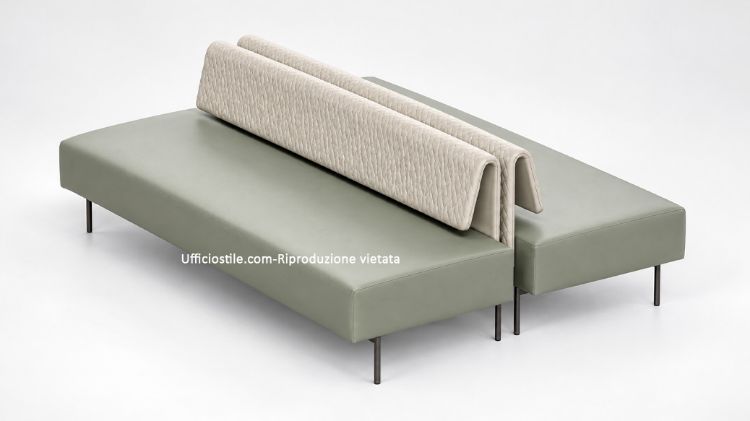 Divanetti area lounge per ufficio e reception, completi di schienale trapuntato, piedini in acciaio verniciato e doppia presa USB integrata. Il rivestimento tecnico in poliuretano, cotone e PES offre trattamento antimicrobico, impermeabilità e certificazione di reazione al fuoco del rivestimento.