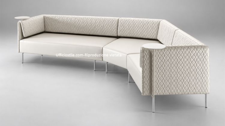 Divano attesa ufficio modulare da 308 cm con schienale trapuntato, composto da moduli configurabili in soluzioni lineari o angolari, completo di due tavolini rotanti integrati e rivestimento tecnico in P.V.C. plastificato e cotone con certificazione di reazione al fuoco del rivestimento.