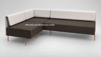 Divano modulare per area lounge ufficio, reception e sale attesa, con schienale trapuntato, configurazione compatta, piedini in acciaio verniciato arancio e rivestimento tecnico in poliuretano, cotone e PES con trattamento antimicrobico, impermeabilità e certificazione di reazione al fuoco del rivestimento.