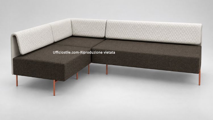 Divano modulare per area lounge ufficio, reception e sale attesa, con schienale trapuntato, configurazione compatta, piedini in acciaio verniciato arancio e rivestimento tecnico in poliuretano, cotone e PES con trattamento antimicrobico, impermeabilità e certificazione di reazione al fuoco del rivestimento.