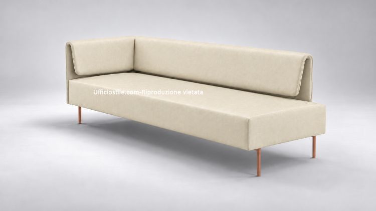 Divanetto penisola 3 posti per ufficio, aree attesa e lounge aziendali, con schienale liscio, struttura portante in acciaio verniciato arancio e rivestimento tecnico in P.V.C. plastificato e cotone con certificazione di reazione al fuoco del rivestimento