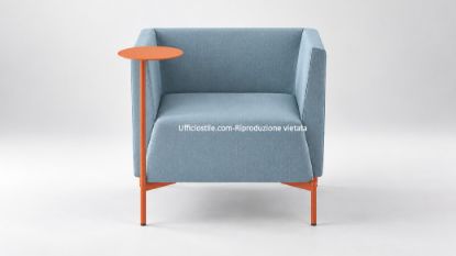 Poltroncina per area attesa Ufficiostile con rivestimento monocolore ignifugo, piedini in acciaio verniciato arancio e tavolino rotante, codice prodotto ITDIKKEN12.