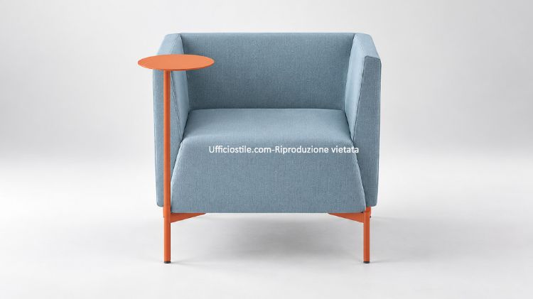 Poltroncina per area attesa Ufficiostile con rivestimento monocolore ignifugo, piedini in acciaio verniciato arancio e tavolino rotante, codice prodotto ITDIKKEN12.