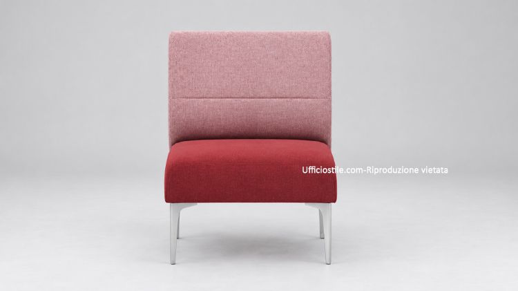 Seduta modulare da 60 cm con struttura interna in acciaio, imbottitura in poliuretano flessibile stampato a freddo Classe 1-IM, rivestimento in poliestere FR Trevira CS e dimensioni adatte a composizioni modulari per aree attesa, lounge e uffici professionali.