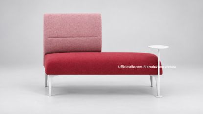 Divano modulare a 2 posti da 160 cm con struttura interna in acciaio, imbottitura in poliuretano flessibile stampato a freddo Classe 1-IM, pianetto di appoggio girevole 20x30 cm con supporto in tubolare metallico e rivestimento in poliestere FR Trevira CS per aree attesa, lounge e uffici professionali.
