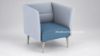 Poltrona attesa bicolore con struttura interna in acciaio, imbottitura in poliuretano flessibile stampato a freddo Classe 1-IM ad alta fonoassorbenza, rivestimento in poliestere FR Trevira CS e dimensioni adatte ad aree lounge, reception e spazi attesa professionali.