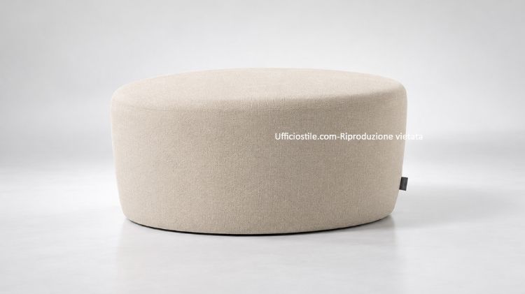 Pouf rotondo imbottito Ufficiostile con diametro 87 cm, interni in legno, piedini in polipropilene e rivestimento ignifugo in Trevira CS, codice prodotto ITDMCI07.