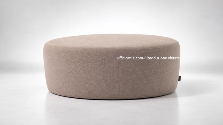 Pouf rotondo imbottito Ufficiostile con diametro 137 cm, interni in legno, piedini in polipropilene e rivestimento ignifugo in Trevira CS, codice prodotto ITDMCI08.